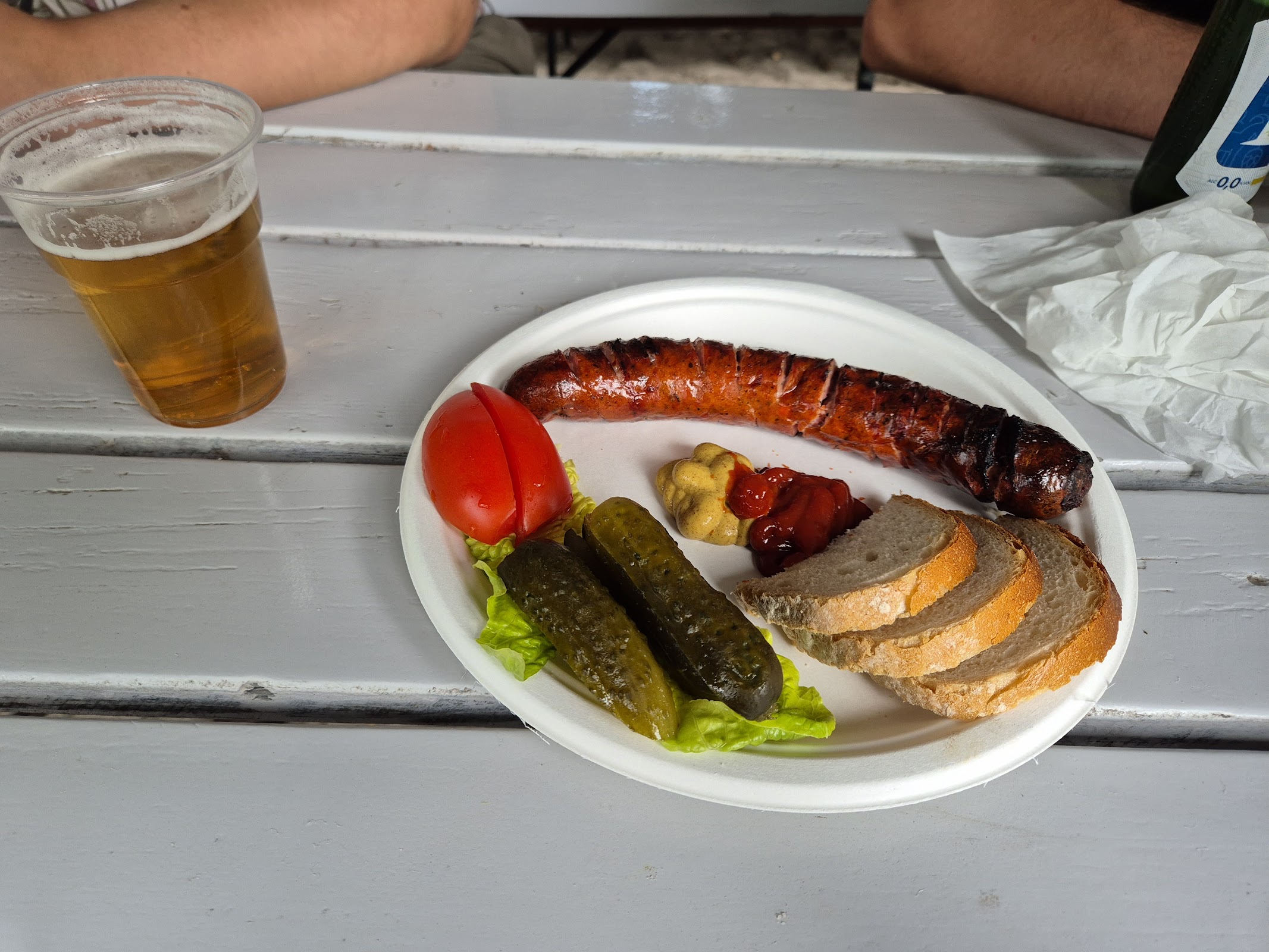 Kiełbasa z grilla, ogórki kiszone i lokalne piwo - kuchnia osady
